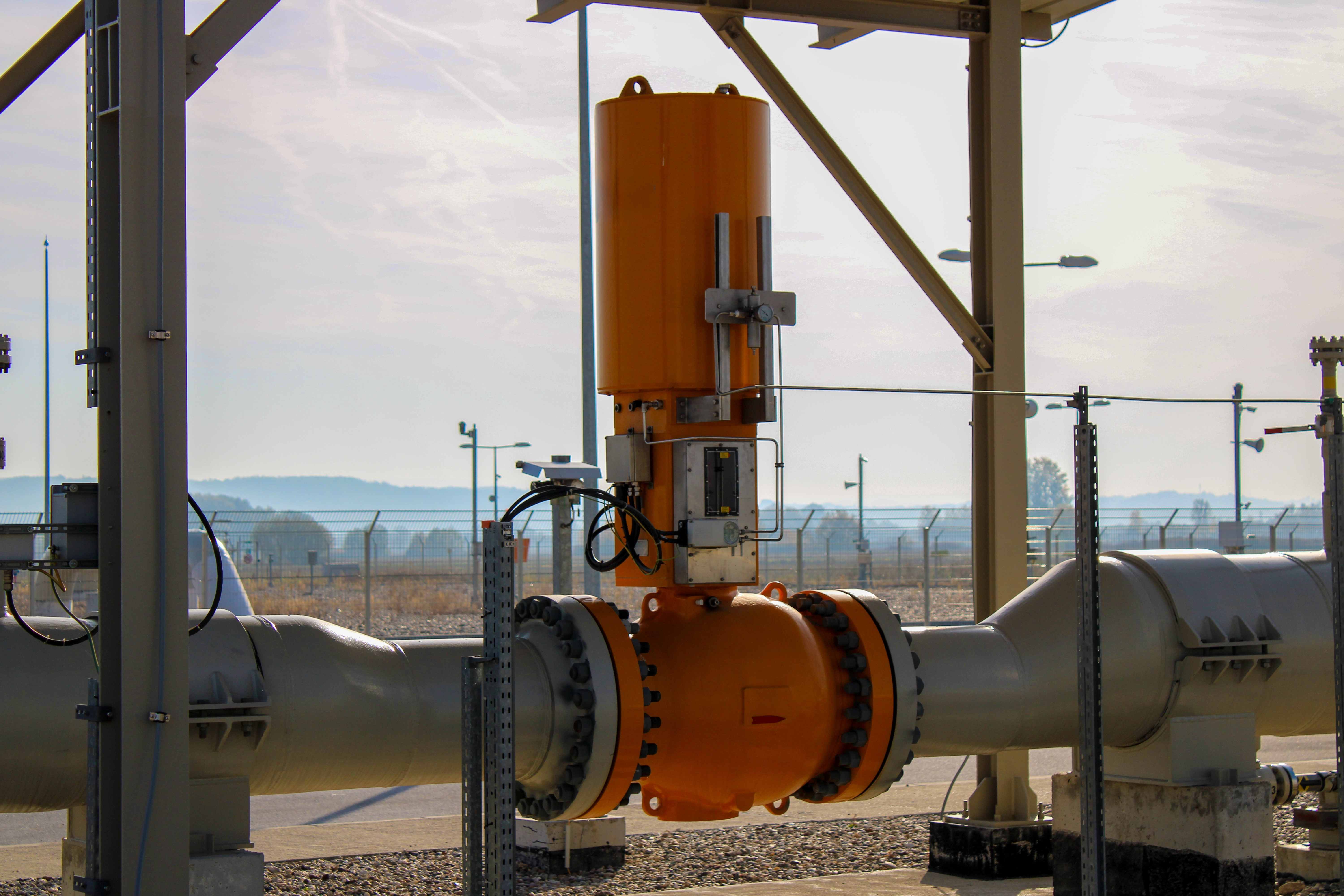 Industrial ball valve with actuator on pipeline